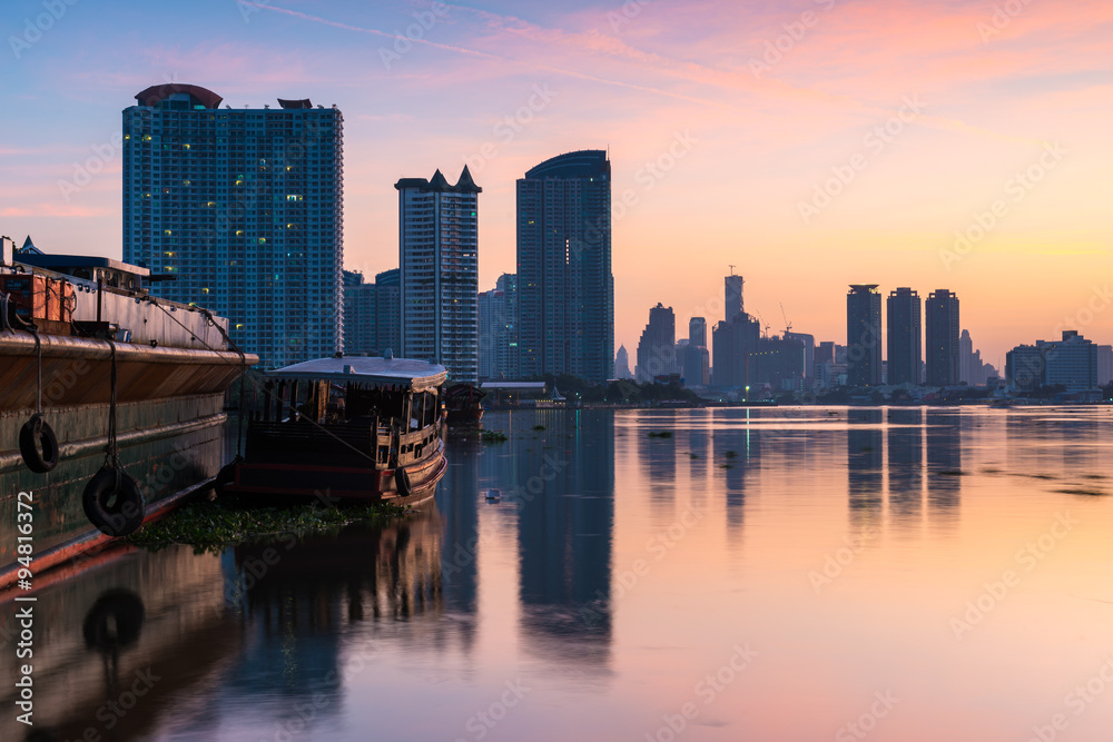 曼谷城市日出，河中倒影（湄南河），曼谷城市景观，长exp