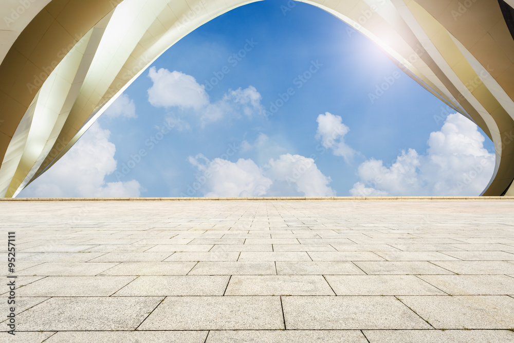 空荡荡的广场层，有天际线和建筑