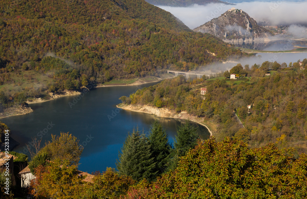 Lago del Turano con la nebbia