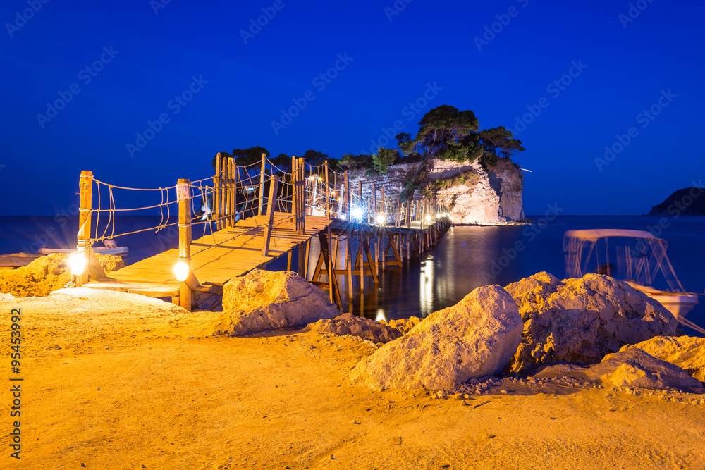 夜晚通往岛屿的吊桥，希腊的Zakhynthos