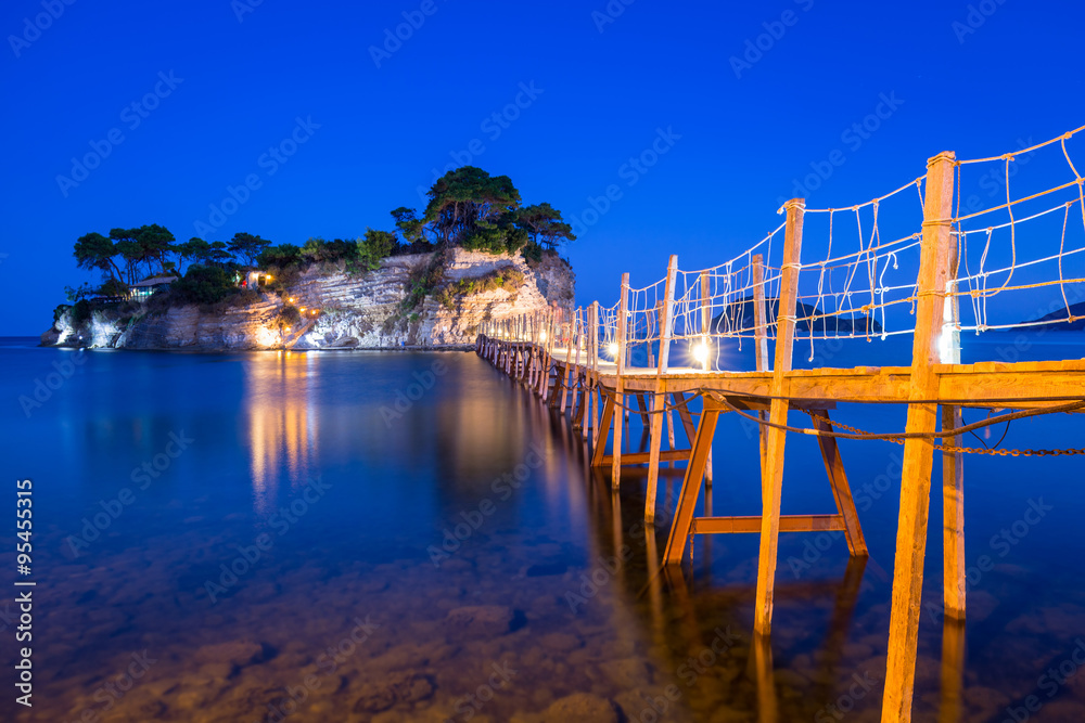 夜晚通往岛屿的吊桥，希腊的Zakhynthos