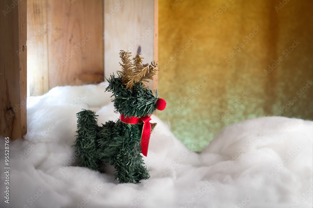 圣诞礼物放在木箱和雪地里