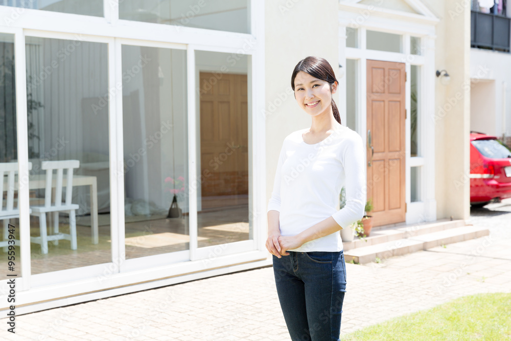 花园里的年轻亚洲女人