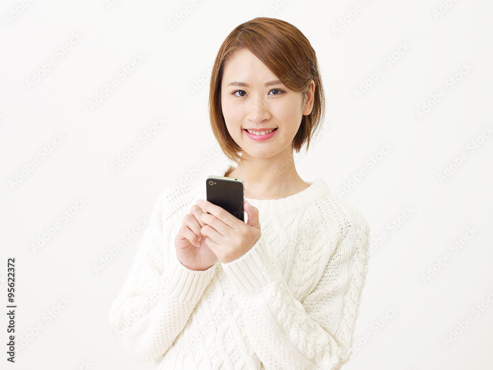 スマートフォンを持つ女性　笑顔