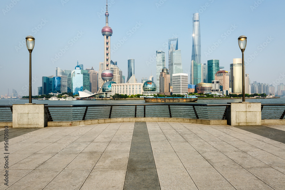 上海空旷的广场，天际线和现代建筑，中国