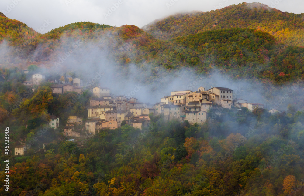 Borgo medievale umbro immerso nella nebbia