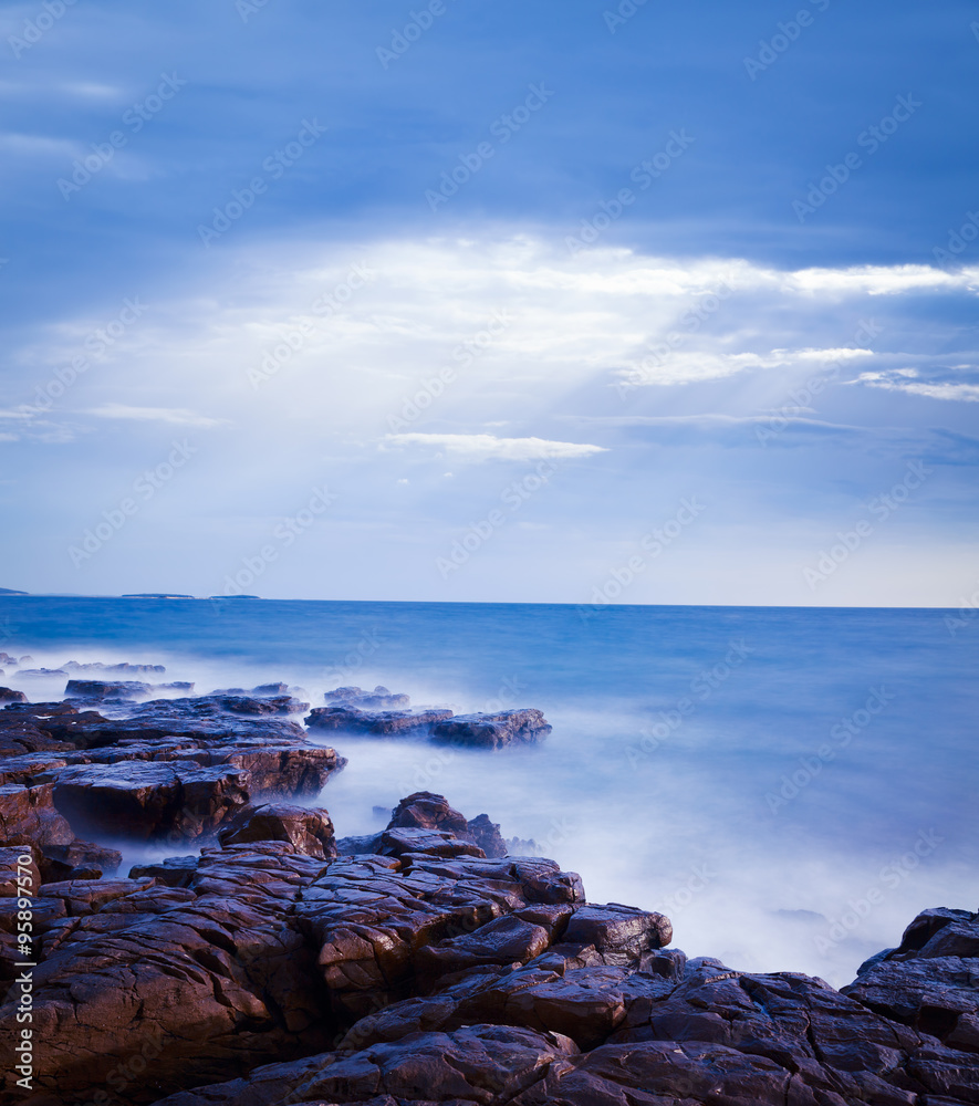 夜晚的神秘海景。亚得里亚海。长时间暴露。平滑的水面。