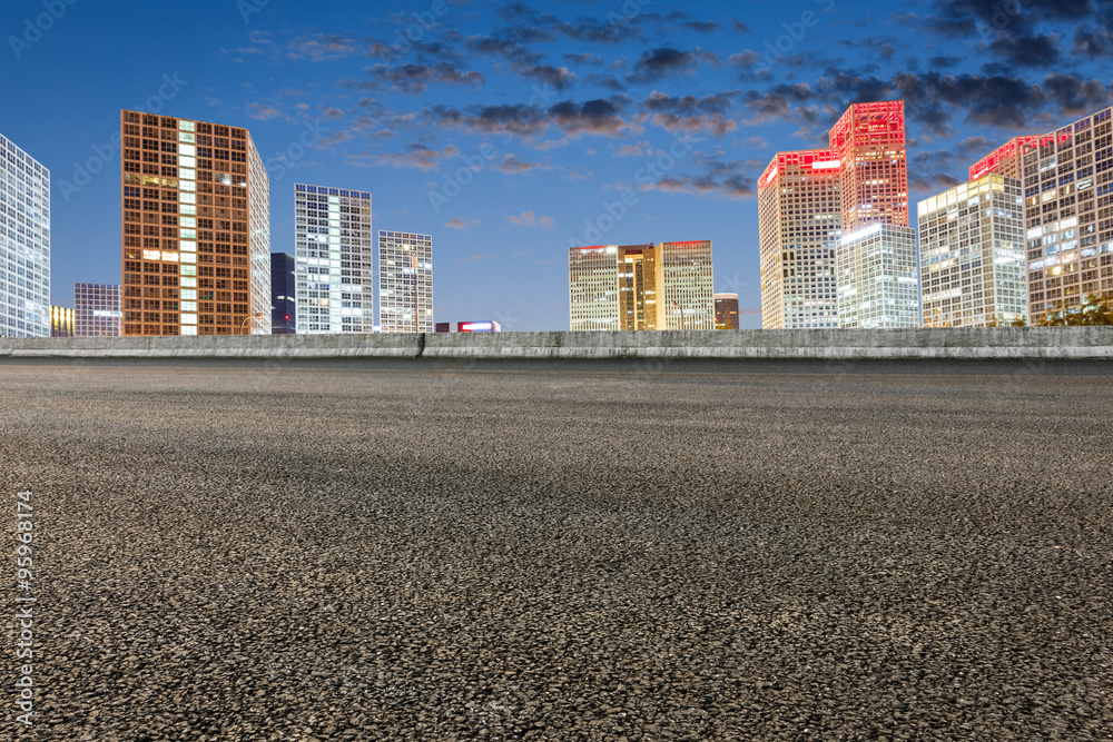 商业市中心和城市道路黄昏时的办公楼风景