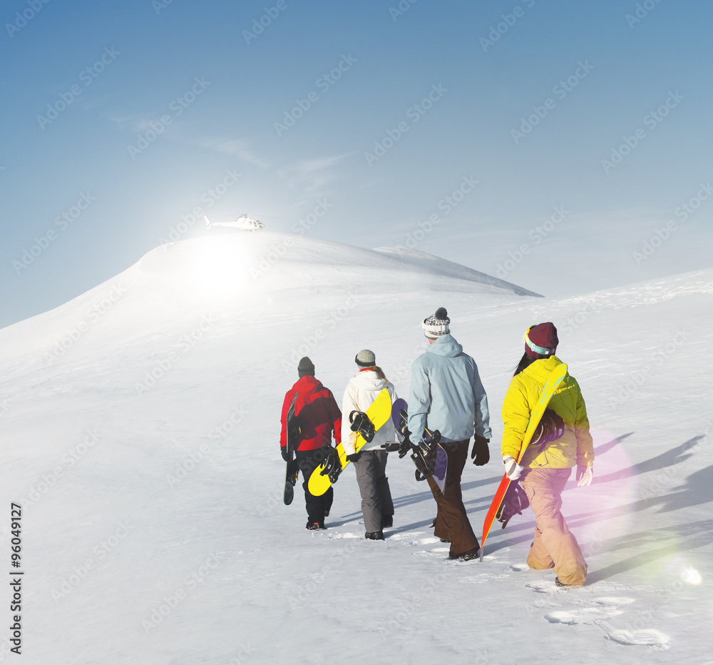 一群单板滑雪运动员享受美丽的冬季早晨康塞普