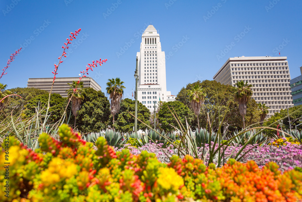 美国洛杉矶市中心鲜花盛开的市政厅景观