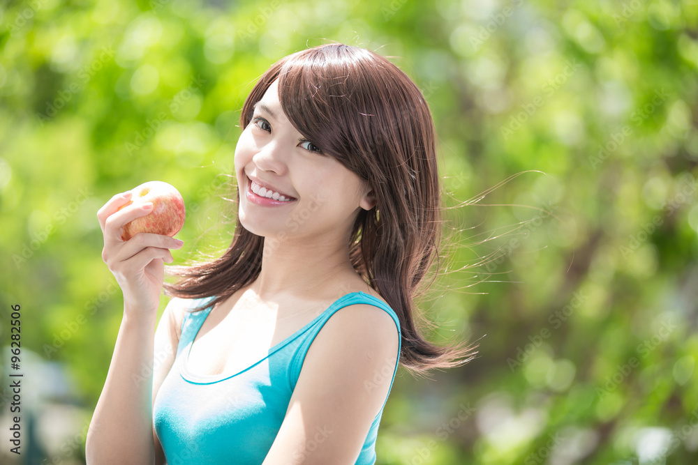 年轻女子拿着红苹果