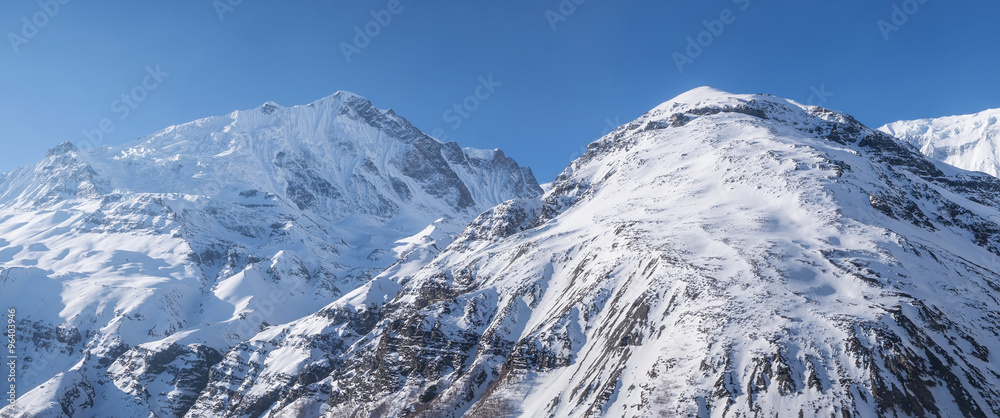 夏日山景。美丽的自然景观