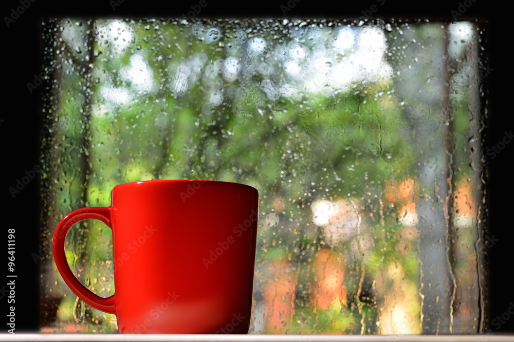 雨天窗口背景下的一杯咖啡