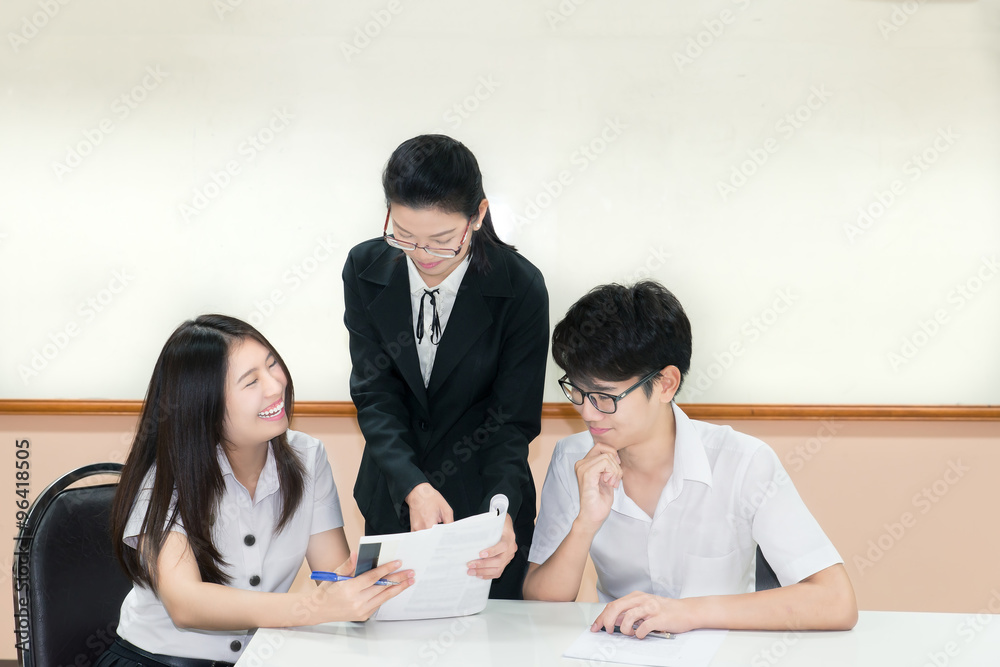 老师指导学生在c区对穿制服的亚洲学生进行配对