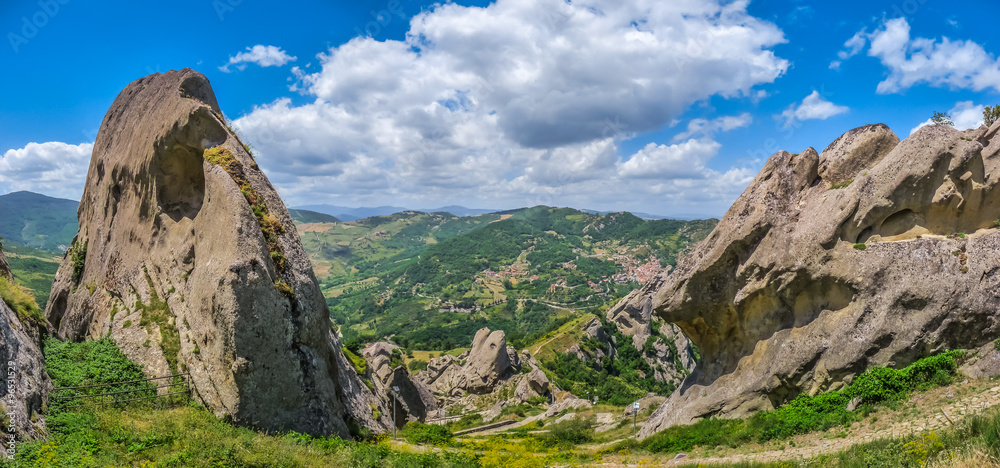 Lucan Dolomites与意大利Basilicata Castelmezzano令人印象深刻的山村