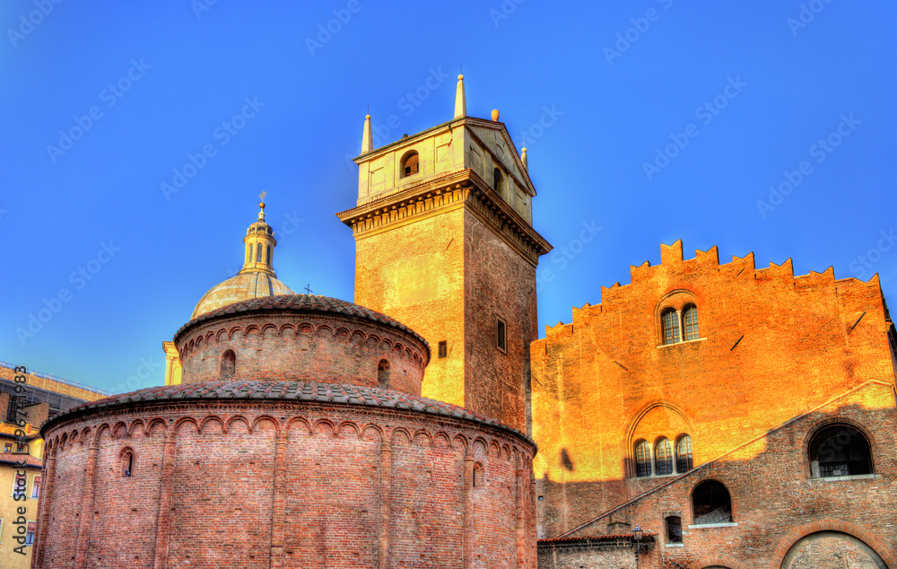 Rotonda di San Lorenzo and Palazzo della Ragione in Mantua