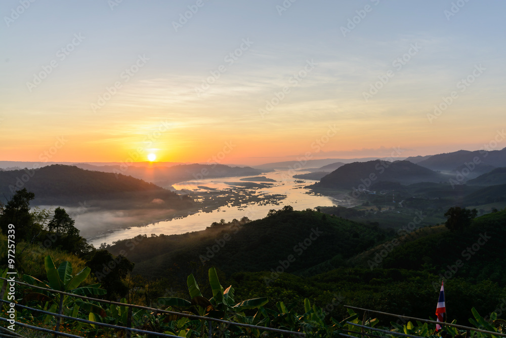 泰国廊开省Phuhuayesan日落时的美景