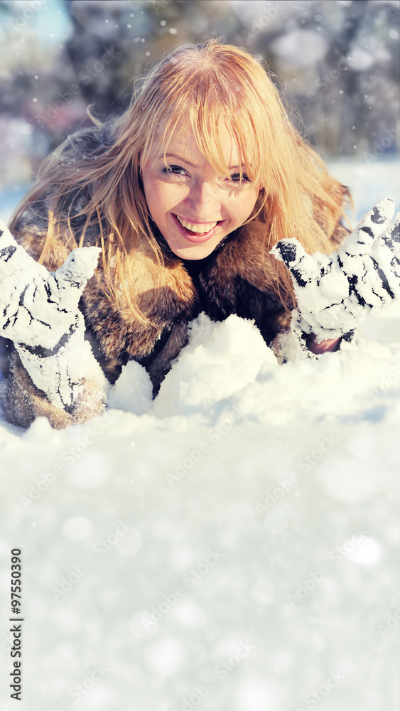 冬日雪景中的年轻女子