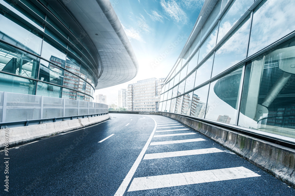 天际线和建筑物旁的道路