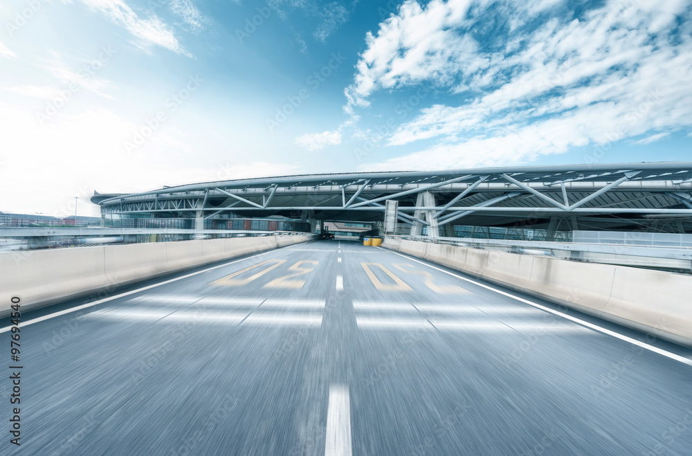 天际线和穿过建筑物的道路