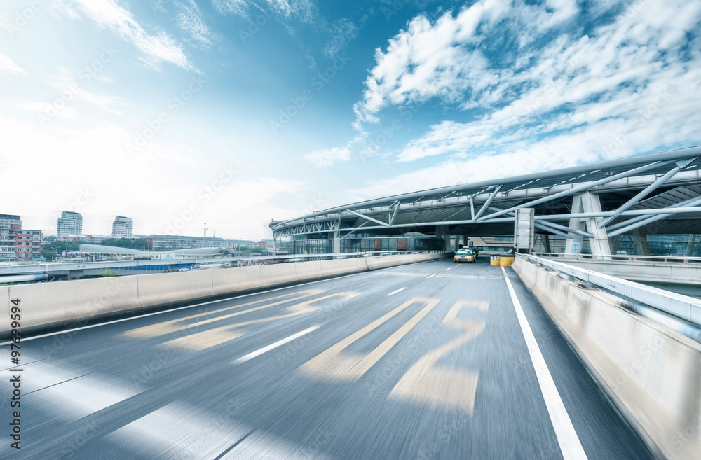 天际线和穿过建筑物的道路