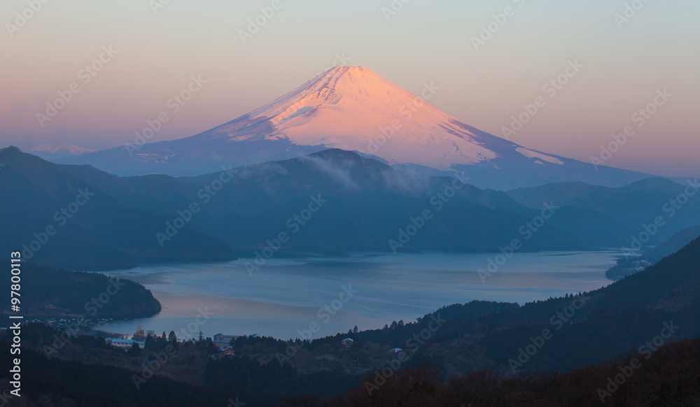 清晨的富士山和阿什湖。