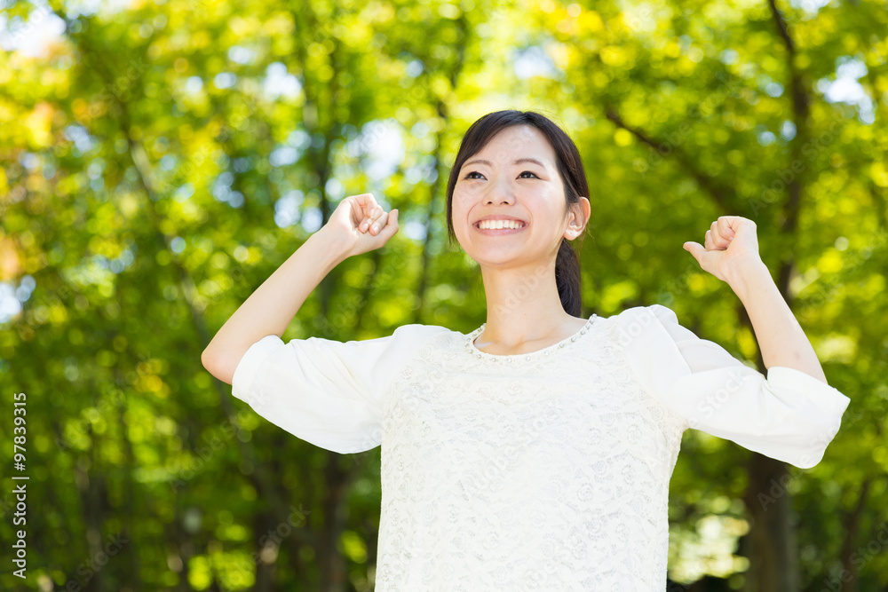 公园里年轻亚洲女性的肖像