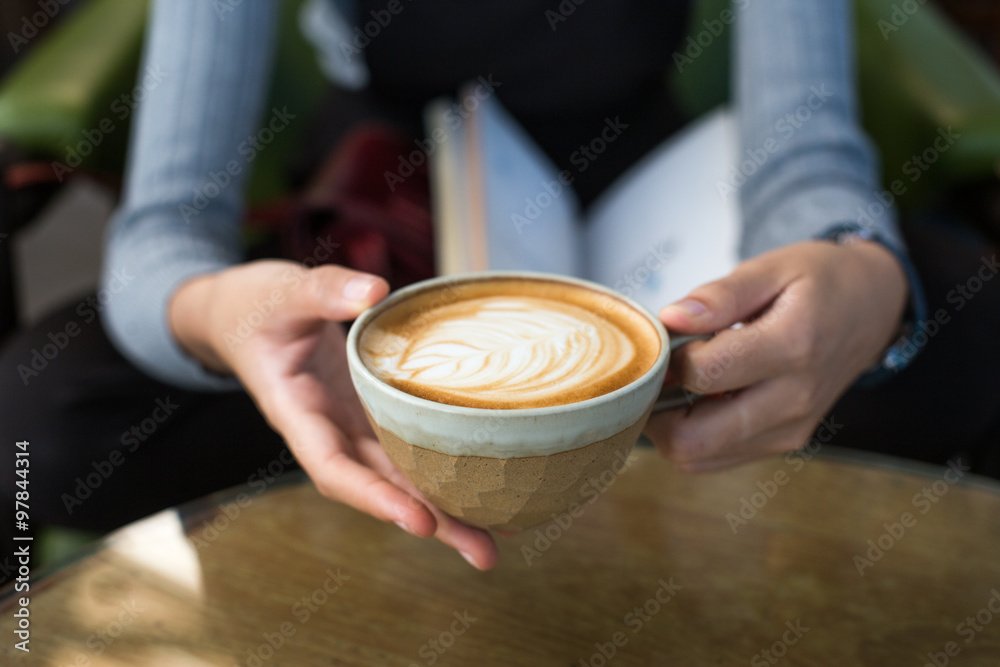 女人拿着一杯咖啡