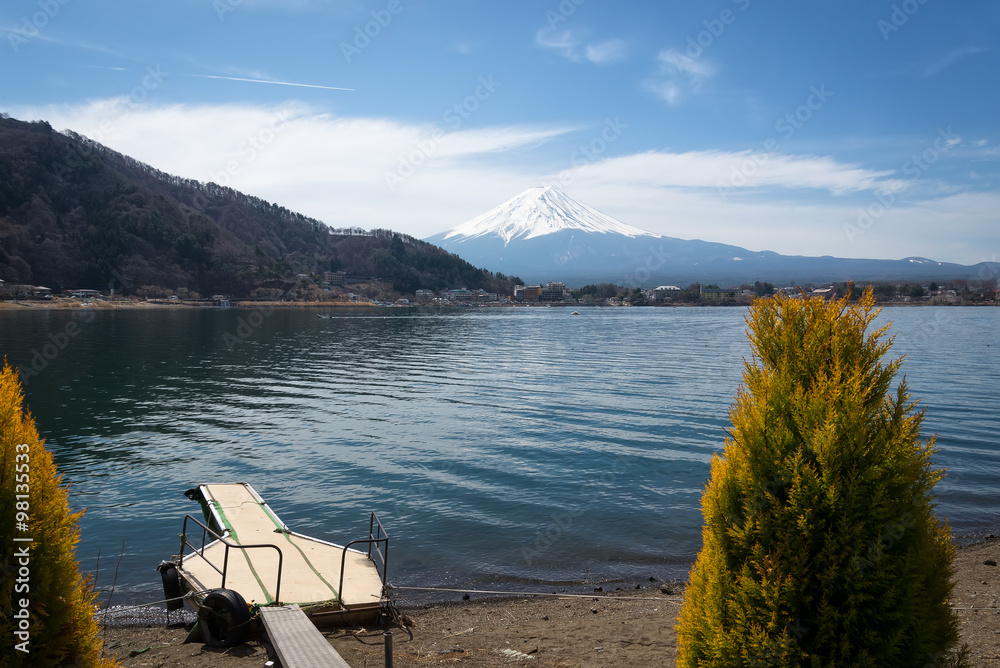 带河湖的富士街景