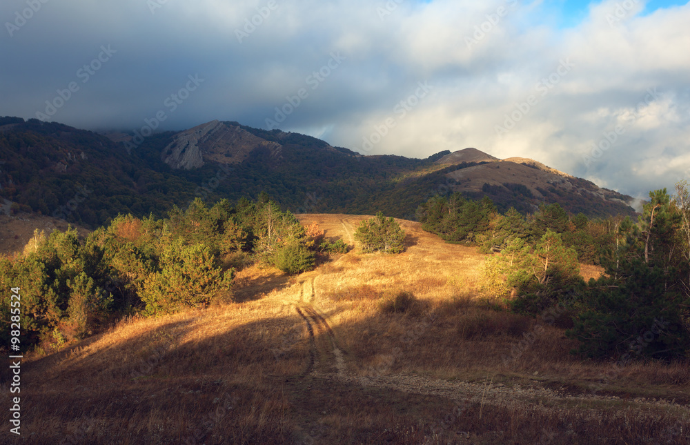 日落时壮观的高山秋景。低云