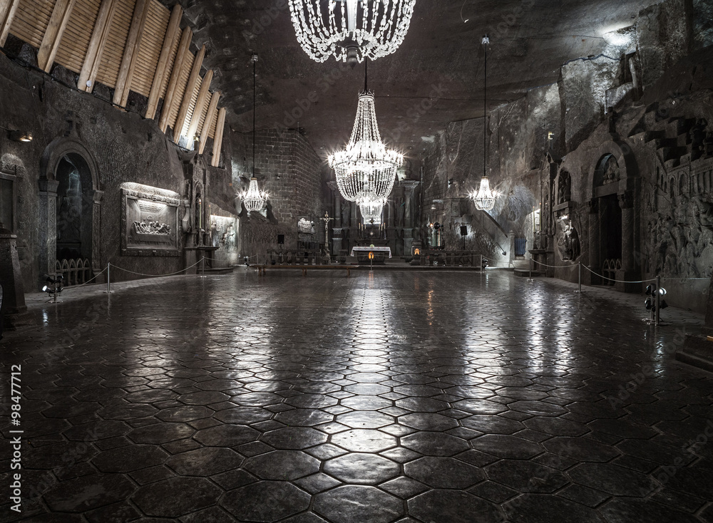 Wieliczka盐矿地下101米的圣金加斯教堂