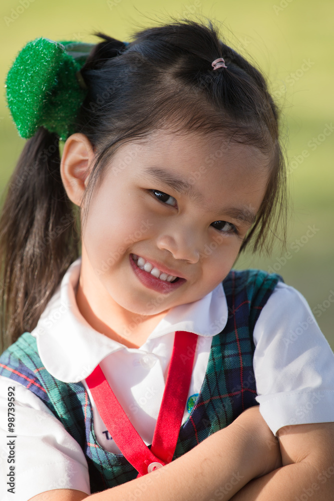 穿着校服的快乐小女孩在学校玩得很开心