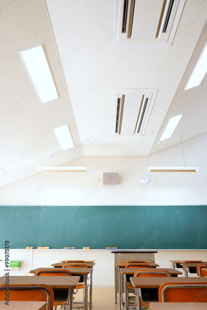 日本の学校の明るい教室（中学校・高校） School classroom in Japan