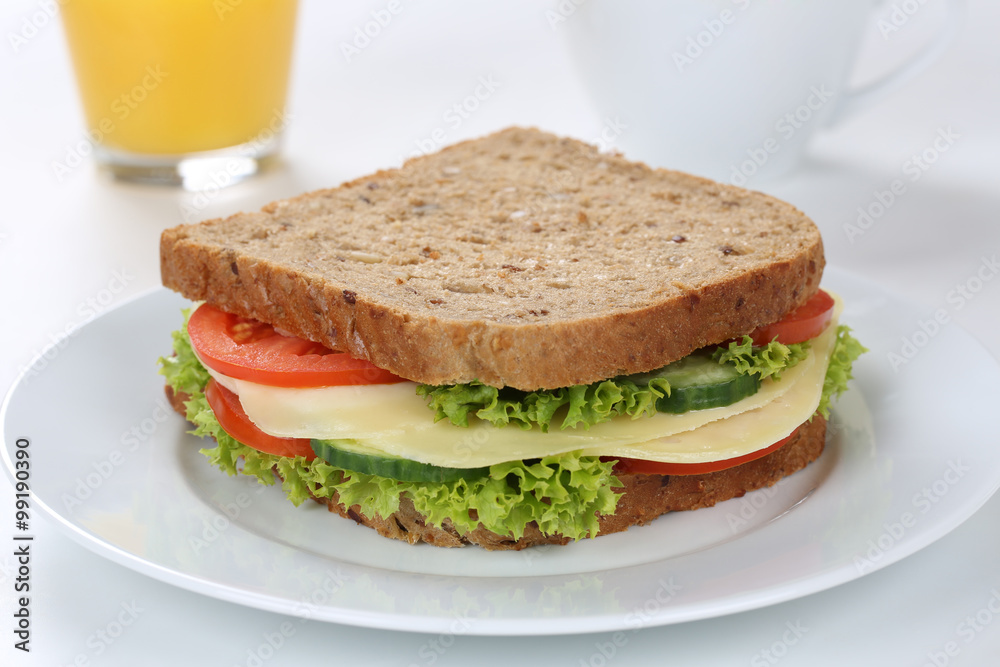 Sandwich Toast zum Frühstück belegt mit Käse und Saft