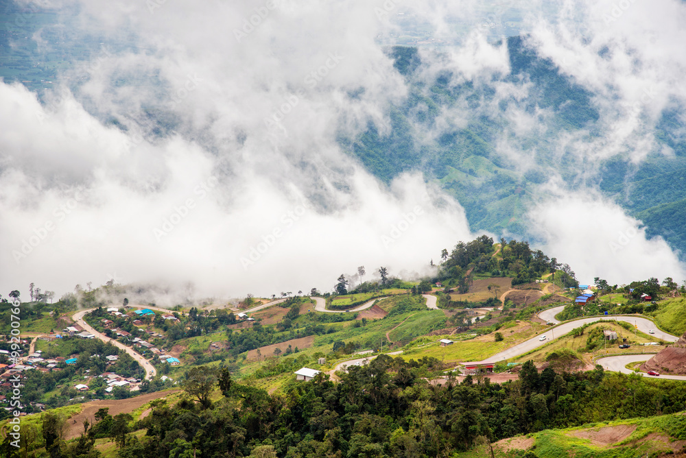 晨曦点，山雾和道路