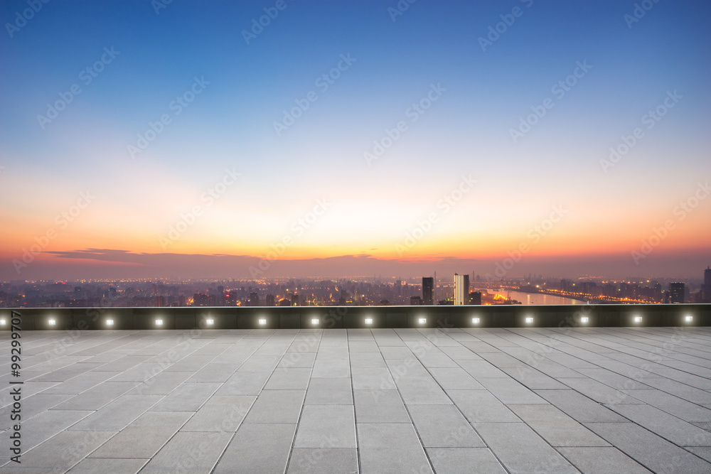 日出时城市景观前的空地板