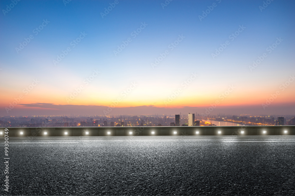 日出时城市景观前的空楼层