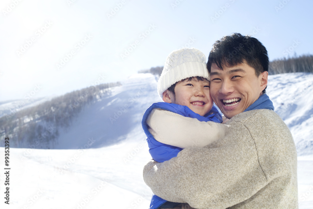 父亲在雪地里和儿子玩耍