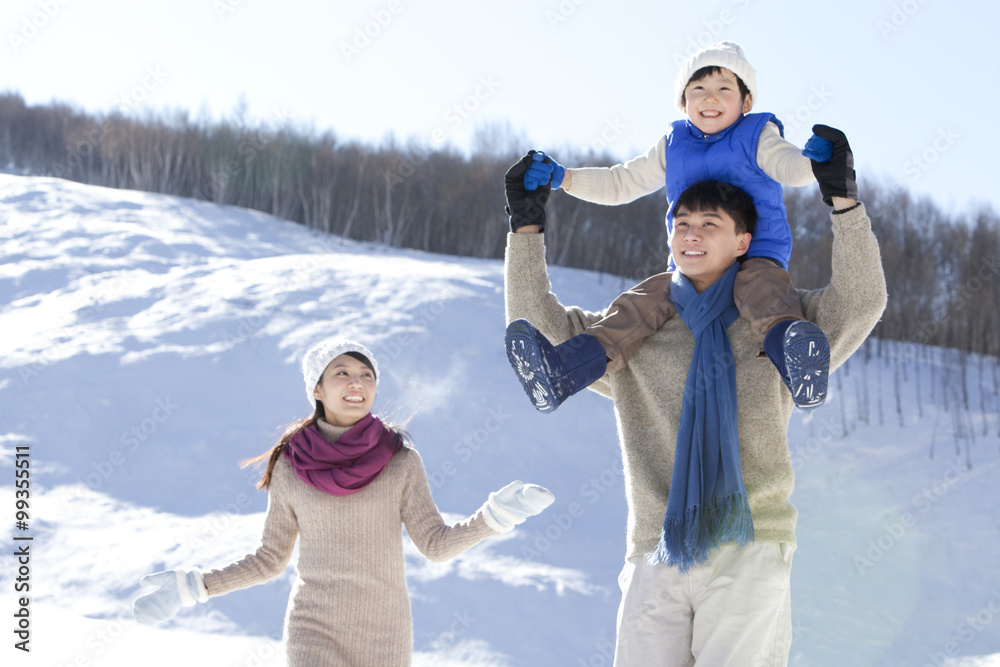 一家人在雪地里玩得很开心