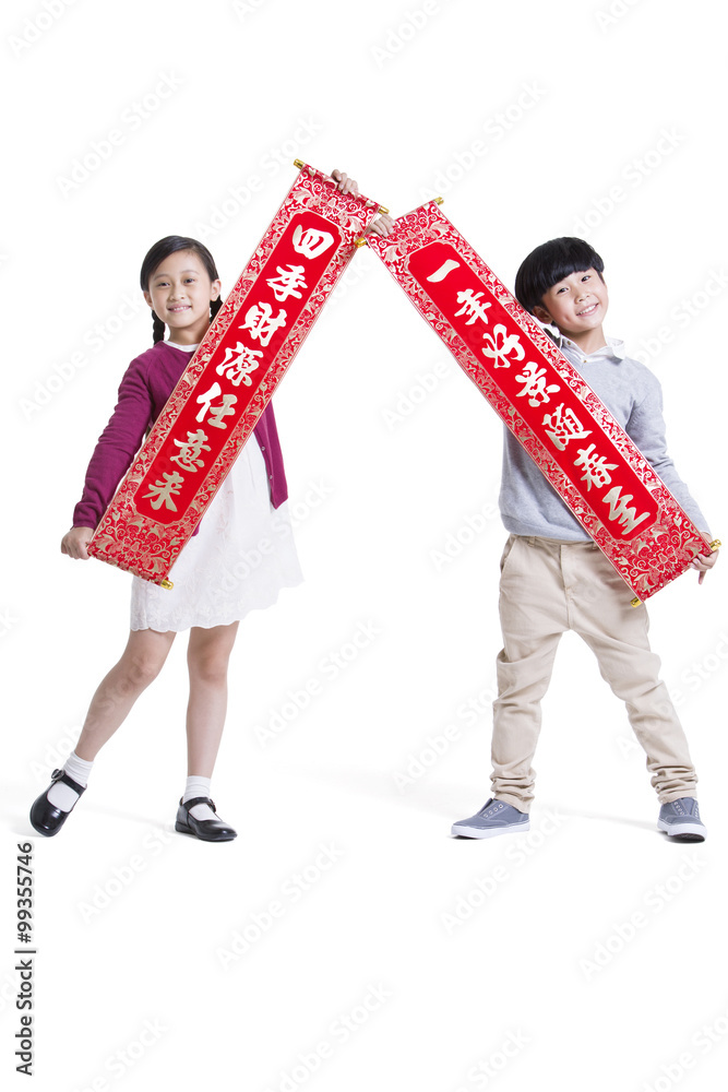 快乐的孩子用对联庆祝中国新年