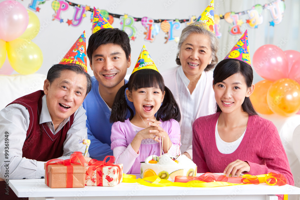 中国年轻女孩与家人共度生日