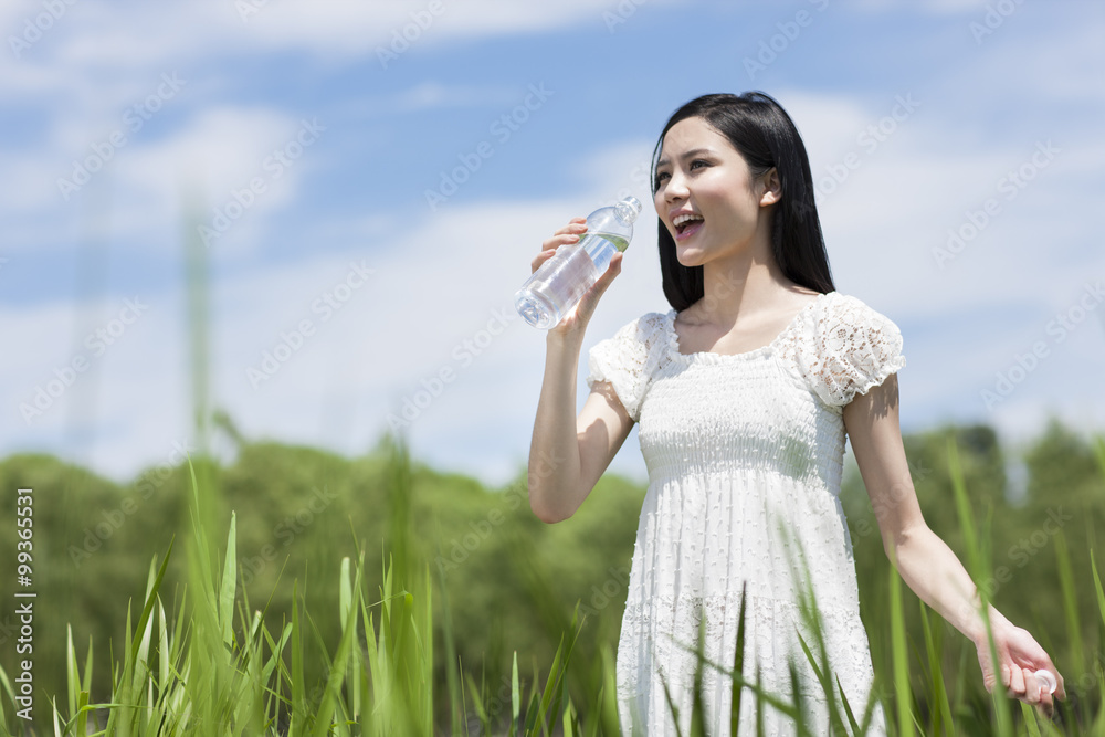 年轻女子户外饮水