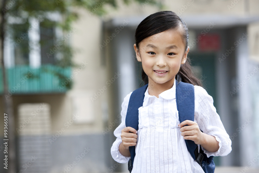 小女孩上学