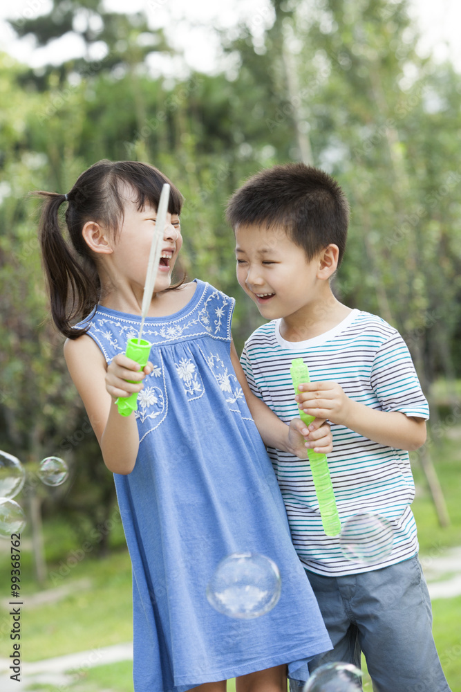 两个吹泡泡的孩子