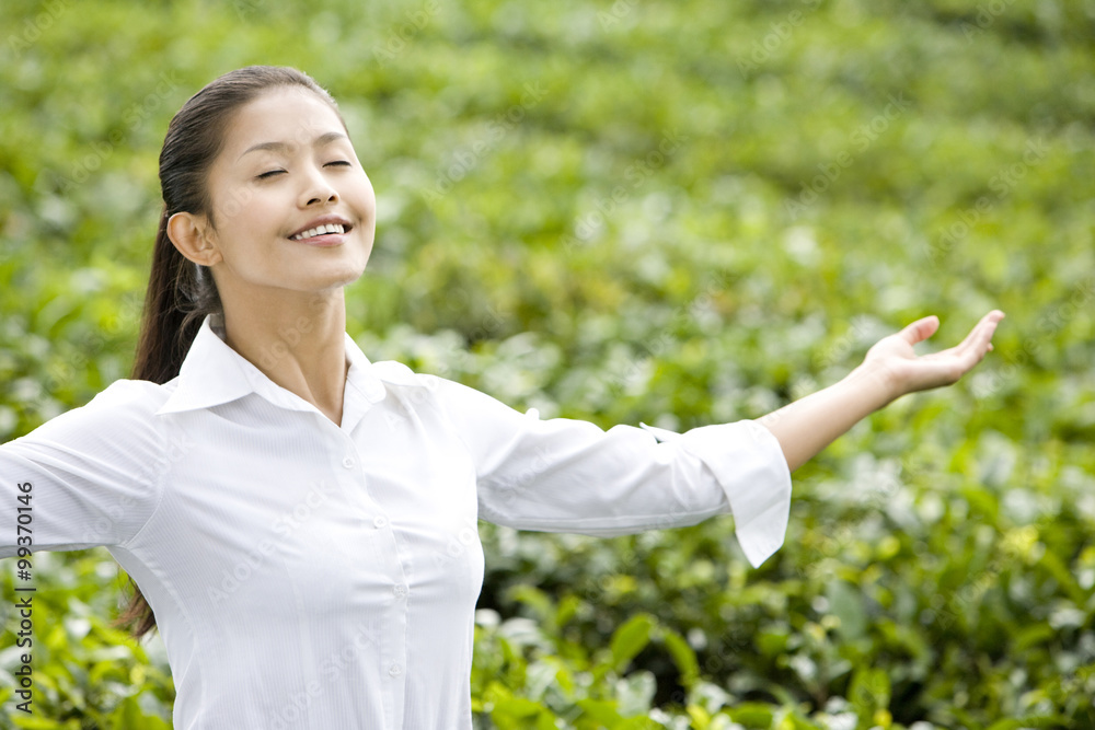 享受茶园的年轻女商人