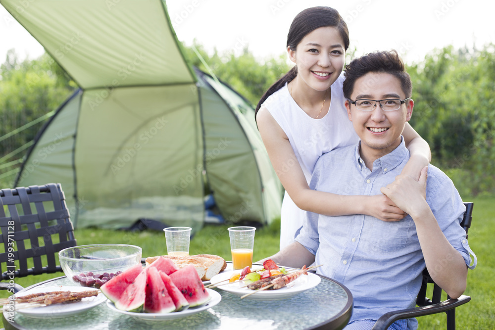 年轻夫妇户外野餐