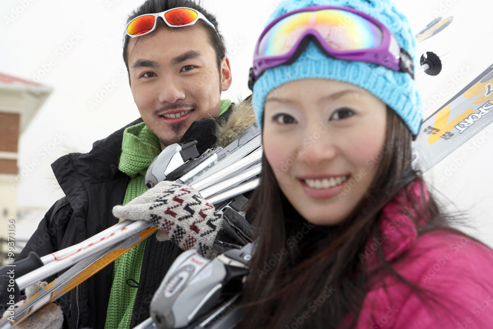 情侣在滑雪场上滑雪