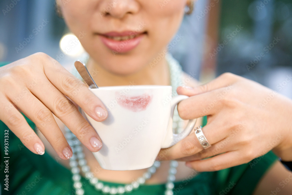 含口红残留物的女子杯