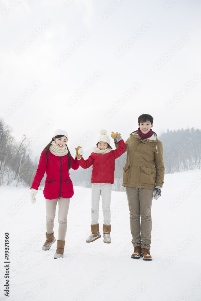 快乐的一家人在雪地上玩耍