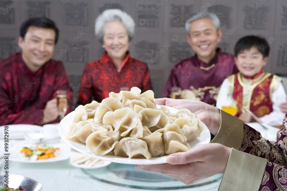 中国家庭在中餐馆庆祝